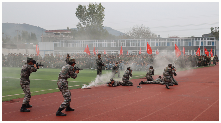 我校2021级新生军训汇演完美落幕