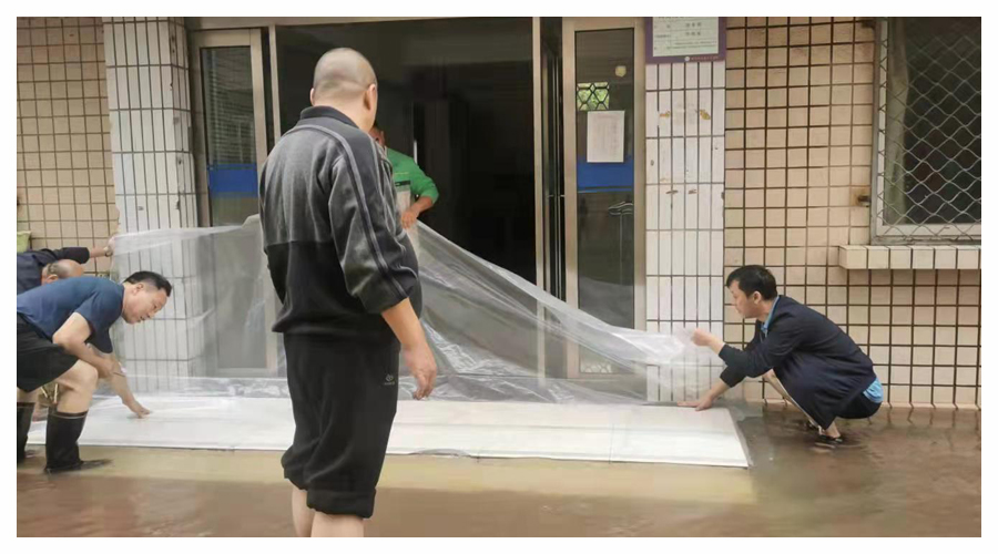 齐心协力排涝排险 全力保障校园安全 齐心协力排涝排险 全力保障校园安全