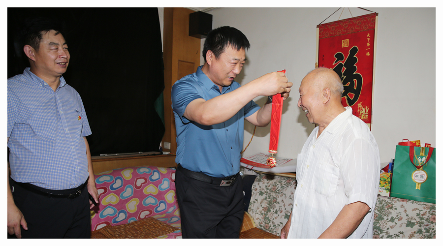 我校开展“光荣在党50年”纪念章颁发活动 我校开展“光荣在党50年”纪念章颁发活动