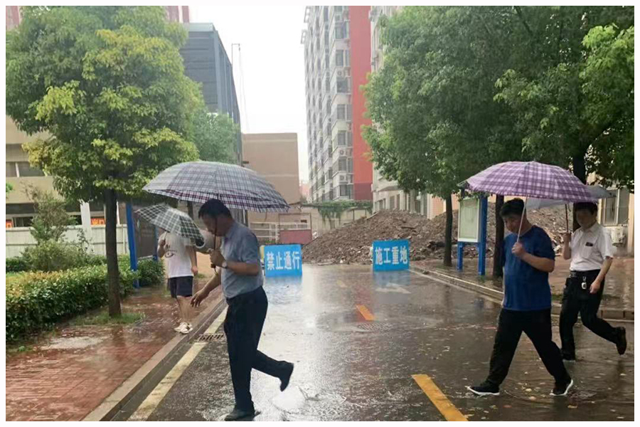 我校及时检查督导校园防汛安全工作