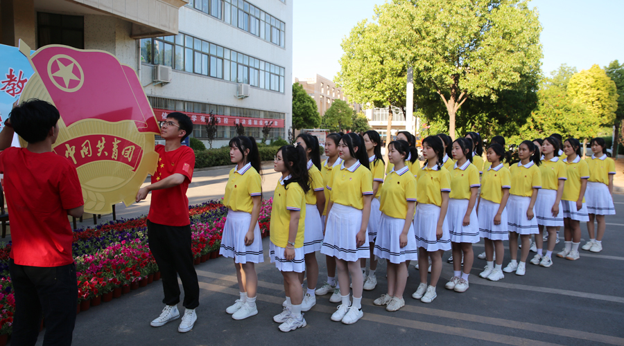 我校组织开展“我与团旗团徽合个影！”主题活动