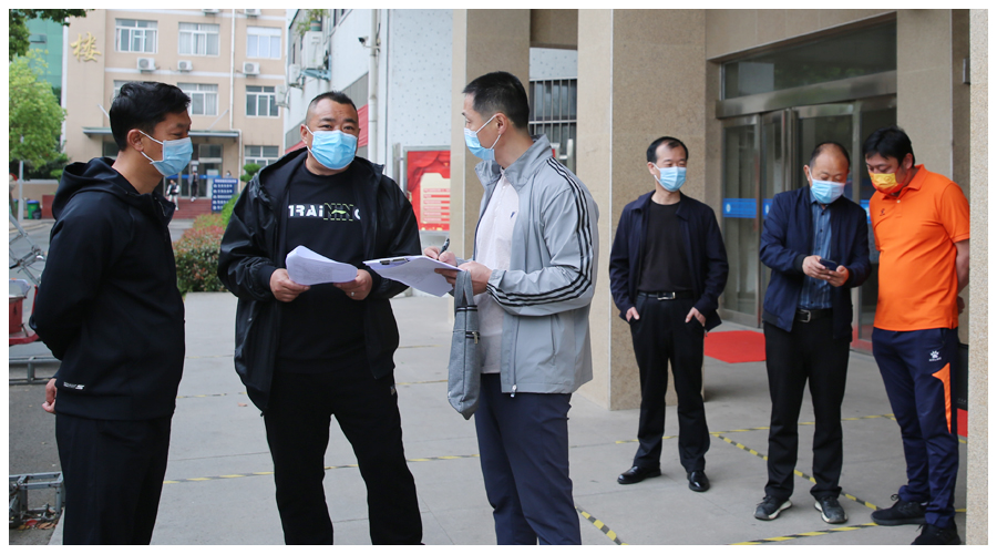 市教体局党组成员、副局长李俊峰一行三人莅临我校督导检查校园疫情防控工作