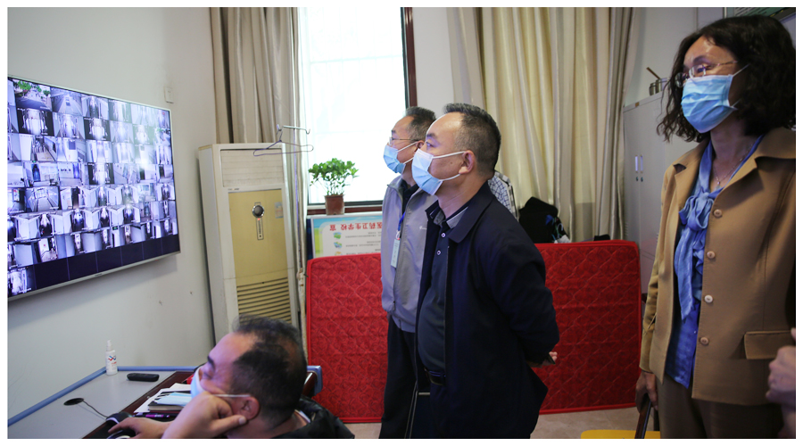 平顶山市教体局党组成员、市纪委监委驻市教体局纪检监察组组长陈晓辉一行莅临我校检查疫情防控工作