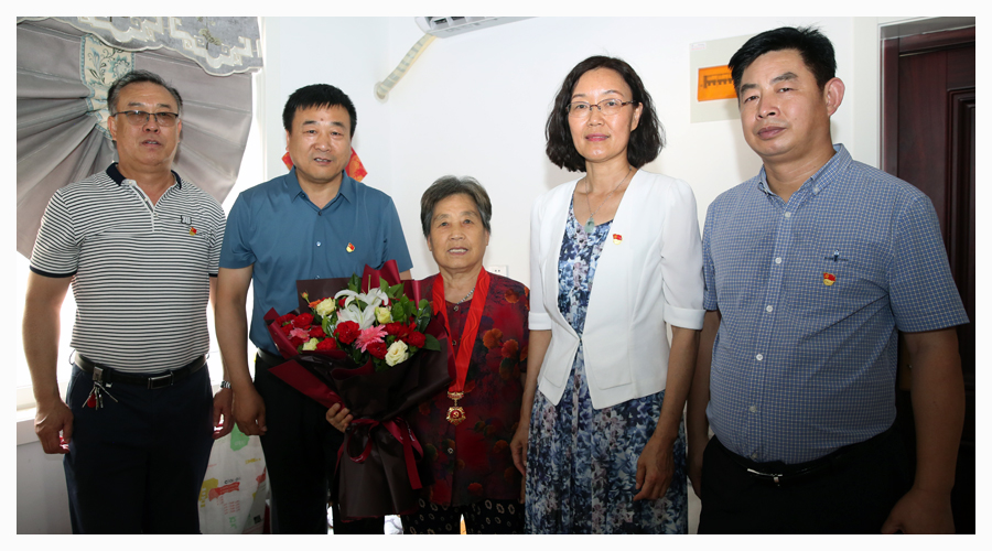 我校开展“光荣在党50年”纪念章颁发活动 我校开展“光荣在党50年”纪念章颁发活动