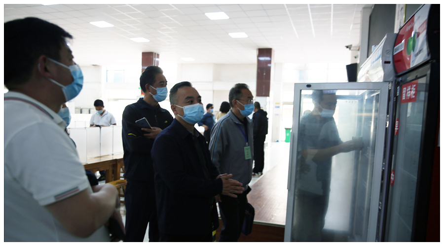 平顶山市教体局党组成员、市纪委监委驻市教体局纪检监察组组长陈晓辉一行莅临我校检查疫情防控工作