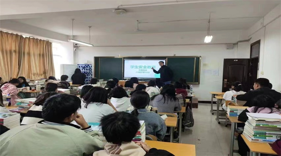 我校召开“安全教育”主题班会 我校召开“安全教育”主题班会