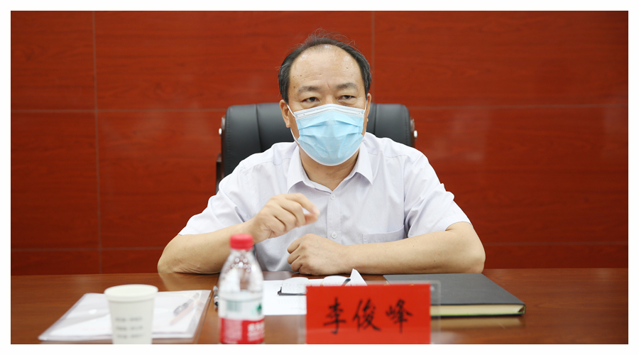 平顶山市教育体育局党组成员副局长李俊峰一行三人到我校检查督导疫情防控工作