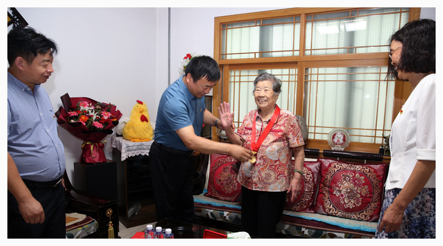 我校开展“光荣在党50年”纪念章颁发活动 我校开展“光荣在党50年”纪念章颁发活动