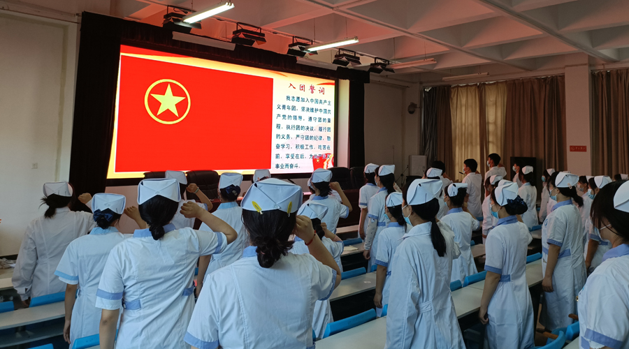 我校组织开展“我与团旗团徽合个影！”主题活动