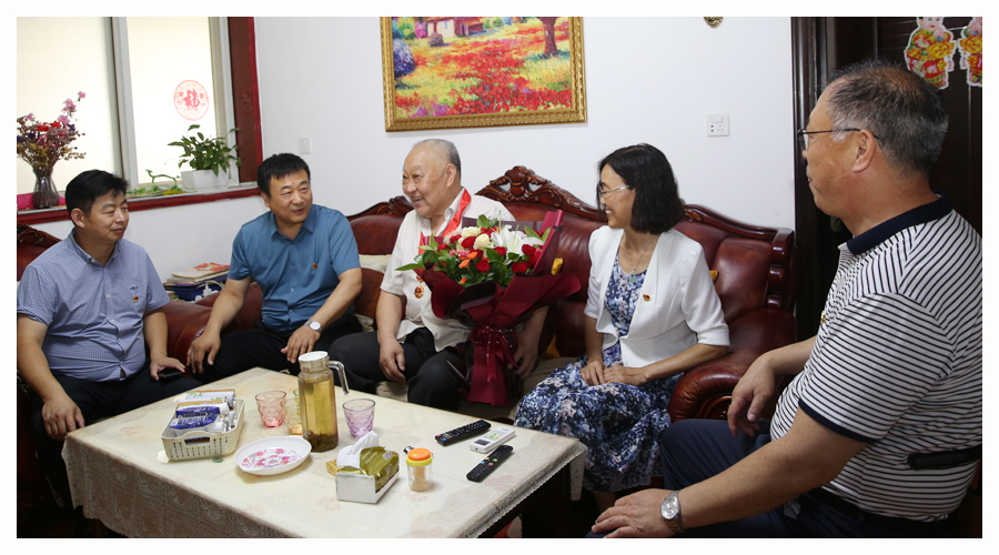 我校开展“光荣在党50年”纪念章颁发活动 我校开展“光荣在党50年”纪念章颁发活动