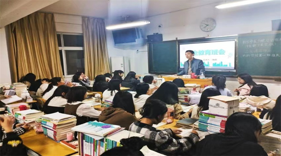 我校召开“安全教育”主题班会 我校召开“安全教育”主题班会