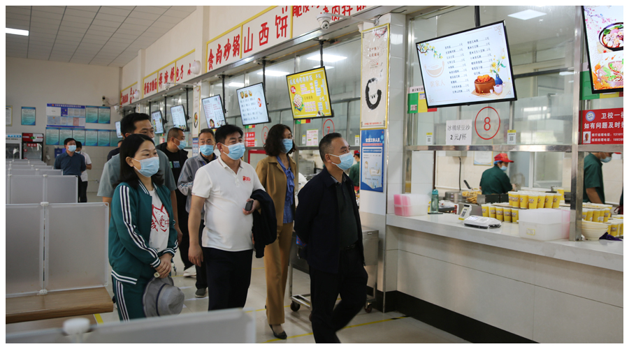 平顶山市教体局党组成员、市纪委监委驻市教体局纪检监察组组长陈晓辉一行莅临我校检查疫情防控工作