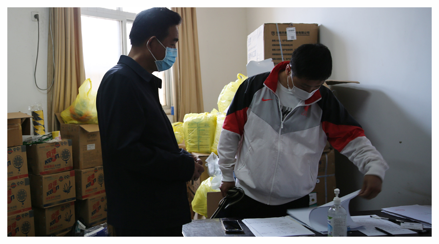 市教体局党组成员、副局长李俊峰一行三人莅临我校督导检查校园疫情防控和校园安全工作