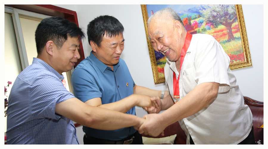 我校开展“光荣在党50年”纪念章颁发活动 我校开展“光荣在党50年”纪念章颁发活动