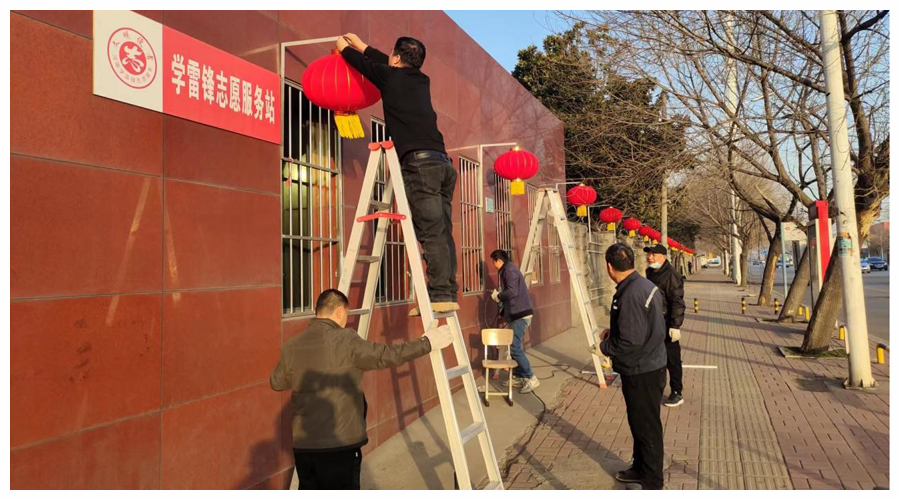 我校开展“挂灯笼 贴春联 欢欢喜喜过新年”活动