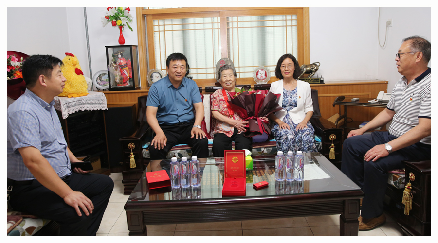 我校开展“光荣在党50年”纪念章颁发活动 我校开展“光荣在党50年”纪念章颁发活动