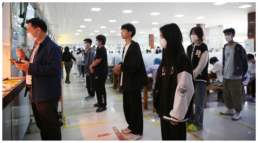 我校实施校园全封闭管理