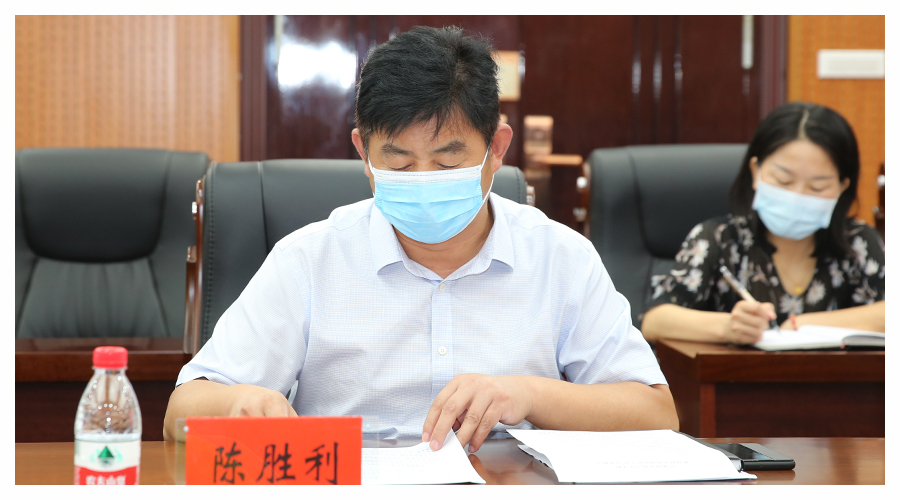 平顶山市教育体育局党组成员副局长李俊峰一行三人到我校检查督导疫情防控工作