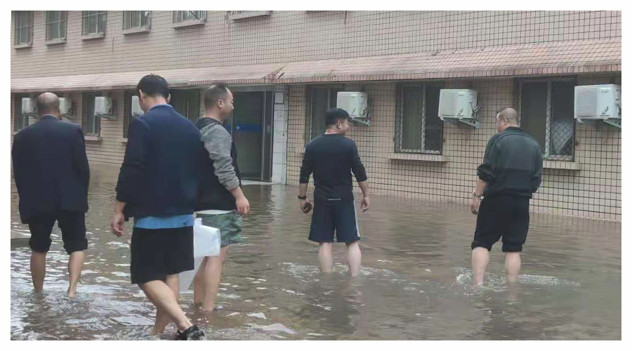 齐心协力排涝排险 全力保障校园安全 齐心协力排涝排险 全力保障校园安全