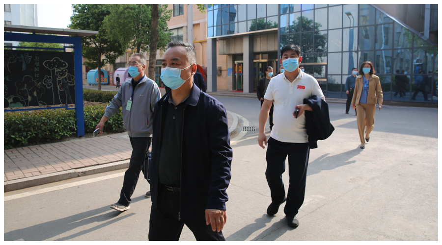 平顶山市教体局党组成员、市纪委监委驻市教体局纪检监察组组长陈晓辉一行莅临我校检查疫情防控工作