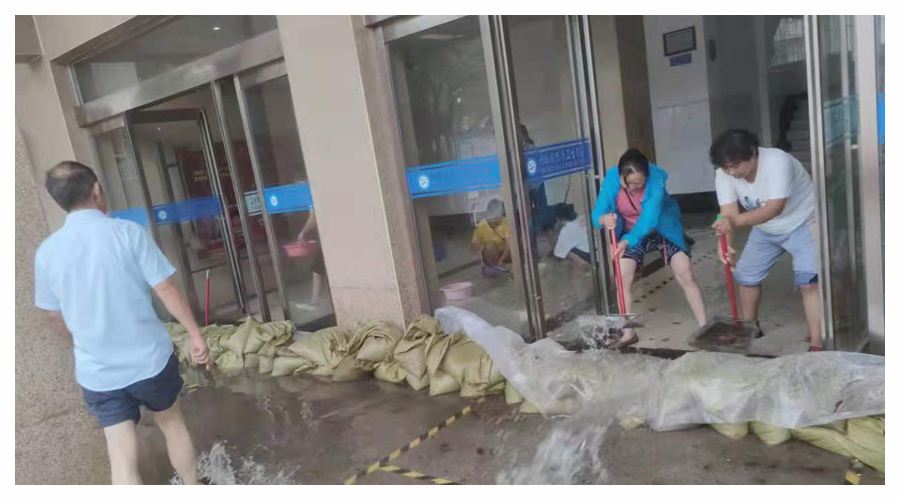 齐心协力排涝排险 全力保障校园安全 齐心协力排涝排险 全力保障校园安全