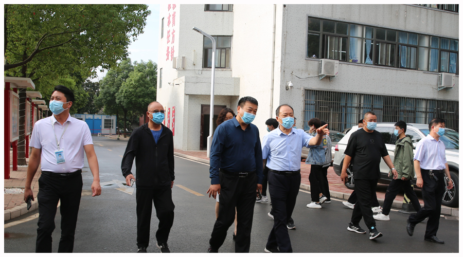 市教体局党组成员、副局长李俊峰莅临我校督导检查疫情防控及校园安全工作