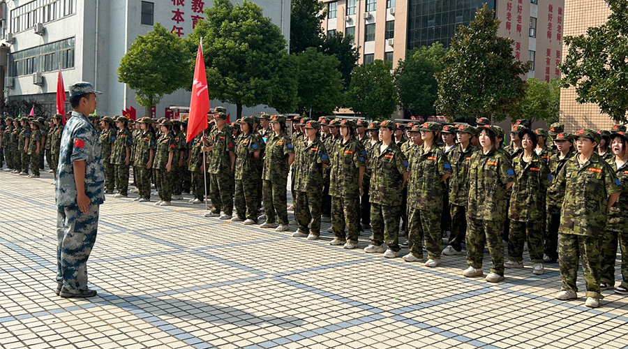 新生综合素质拓展训练汇操震撼上演，快来看帅气的你！