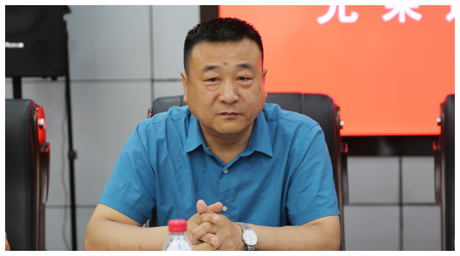 我校召开欢送退休教职工座谈会