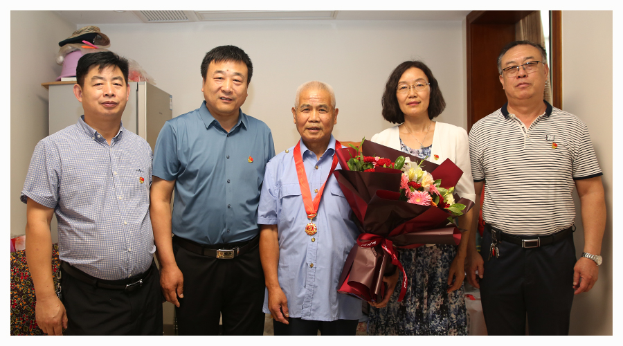 我校开展“光荣在党50年”纪念章颁发活动 我校开展“光荣在党50年”纪念章颁发活动