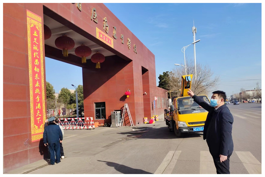 我校开展“挂灯笼 贴春联 欢欢喜喜过新年”活动