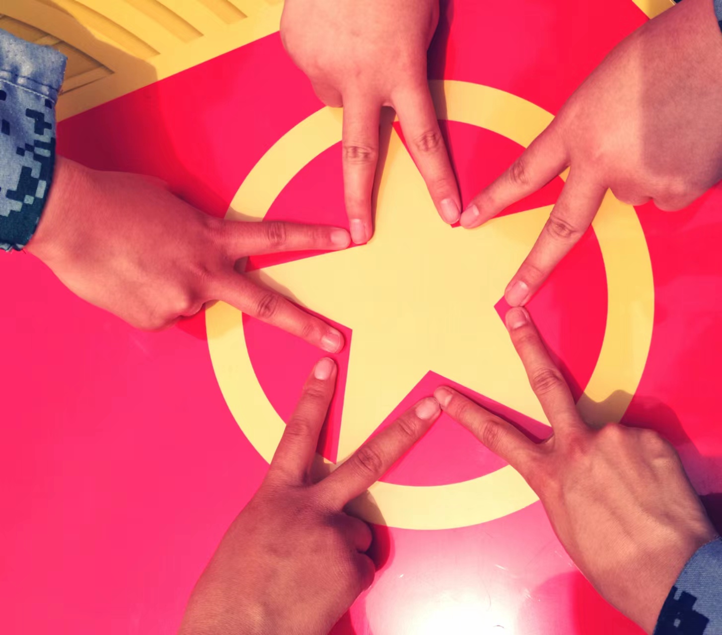 我校组织开展“我与团旗团徽合个影！”主题活动