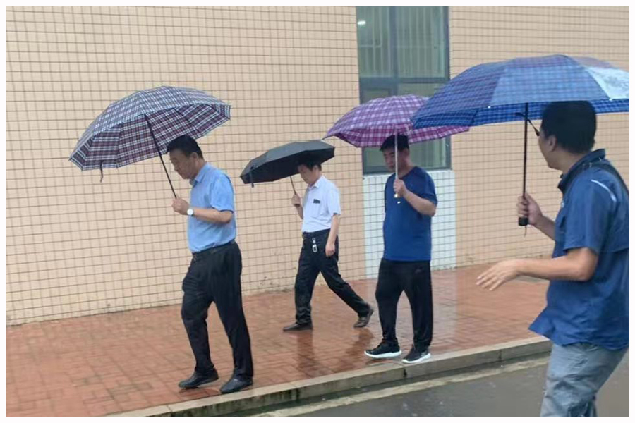 我校及时检查督导校园防汛安全工作