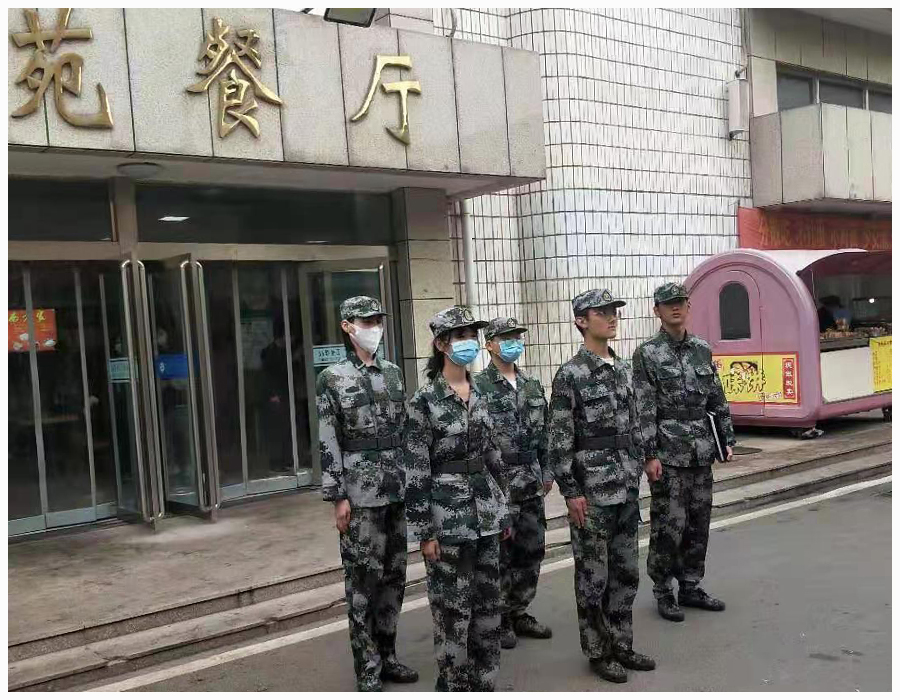 菁菁校园添绿意 学生教官展风采 菁菁校园添绿意 学生教官展风采