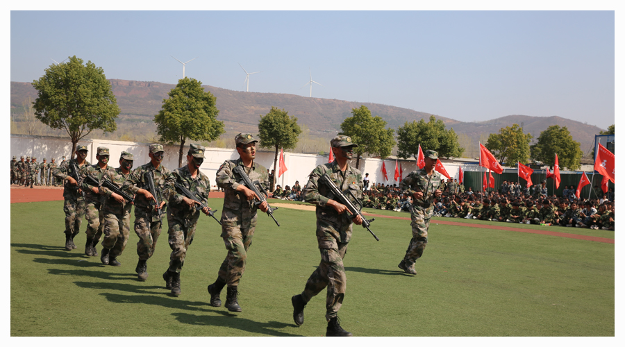 我校举行2022级学生军训汇报表演