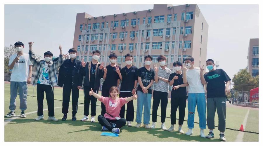 我校举办第九届春季运动会拔河比赛 我校举办第九届春季运动会拔河比赛