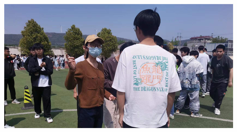 我校举办第九届春季运动会拔河比赛 我校举办第九届春季运动会拔河比赛