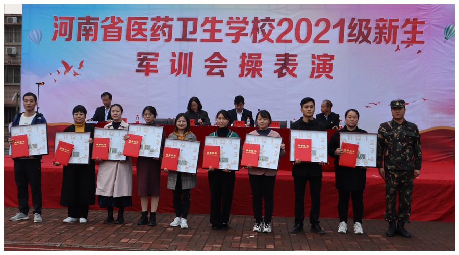 我校2021级新生军训汇演完美落幕