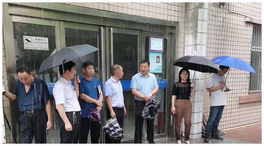 我校及时检查督导校园防汛安全工作