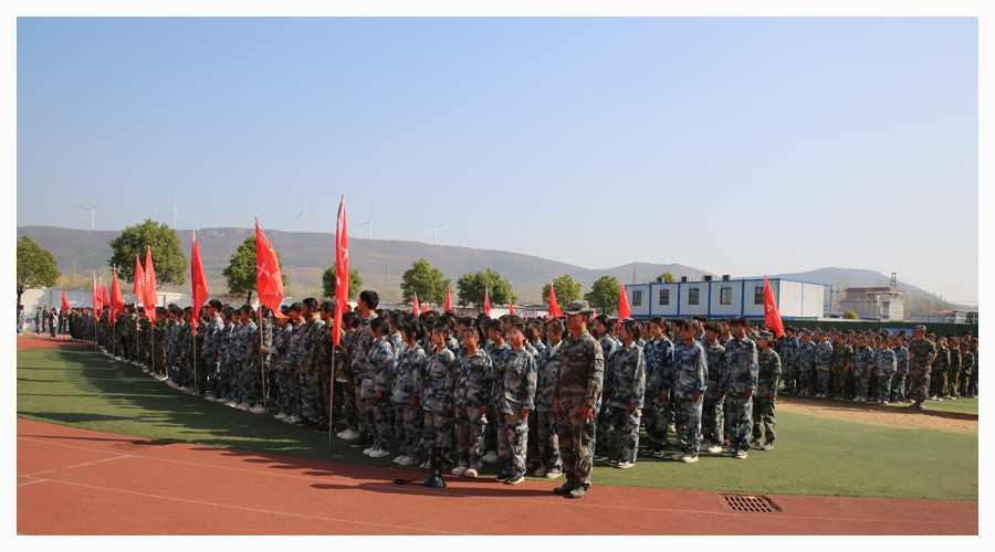 我校举行2022级学生军训汇报表演