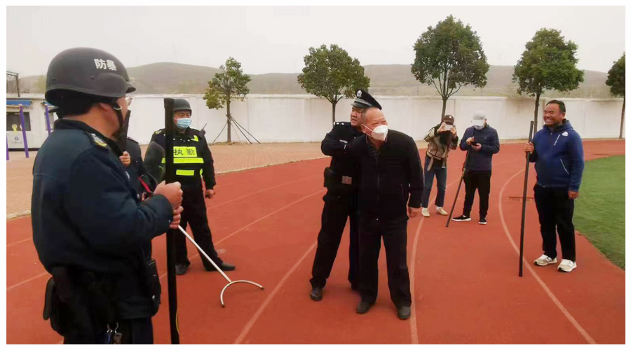 我校开展反恐防暴应急演练