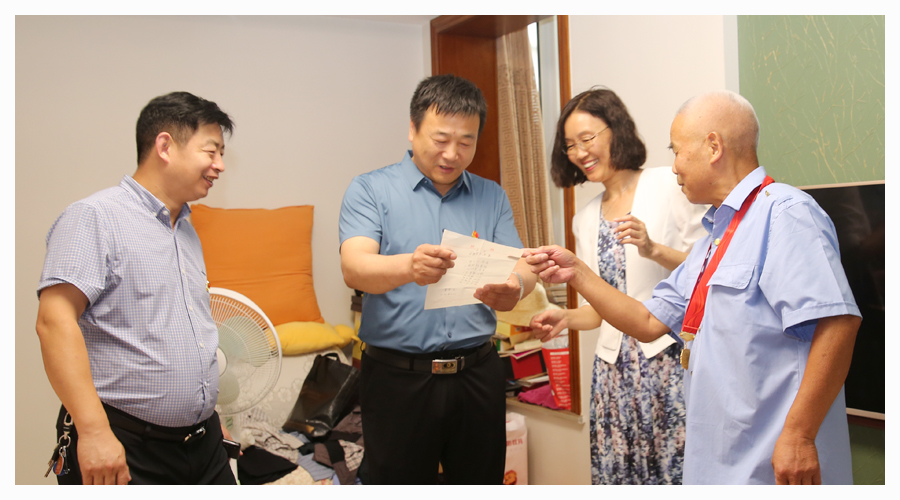 我校开展“光荣在党50年”纪念章颁发活动 我校开展“光荣在党50年”纪念章颁发活动