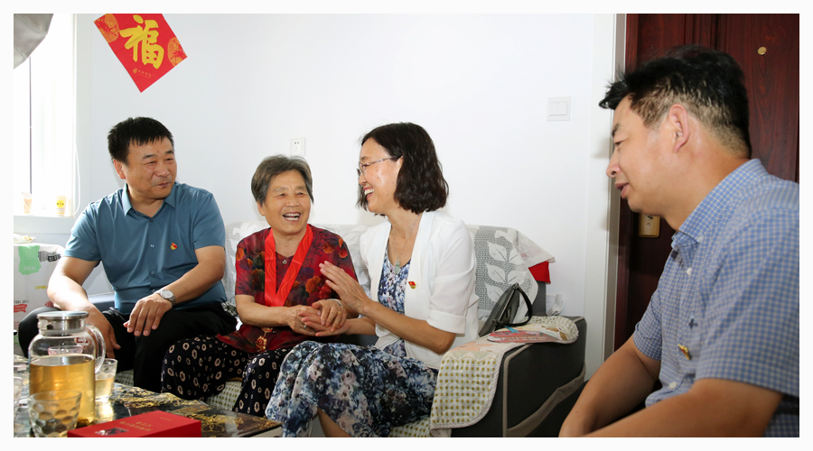 我校开展“光荣在党50年”纪念章颁发活动 我校开展“光荣在党50年”纪念章颁发活动